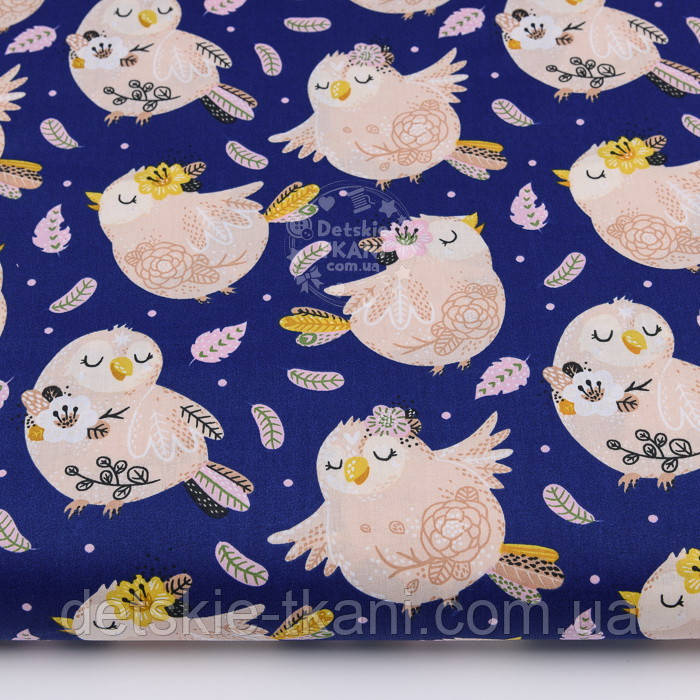 Ткань хлопковая "Толстые воробьи с цветочками" бежево-розовые на синем фоне №2611