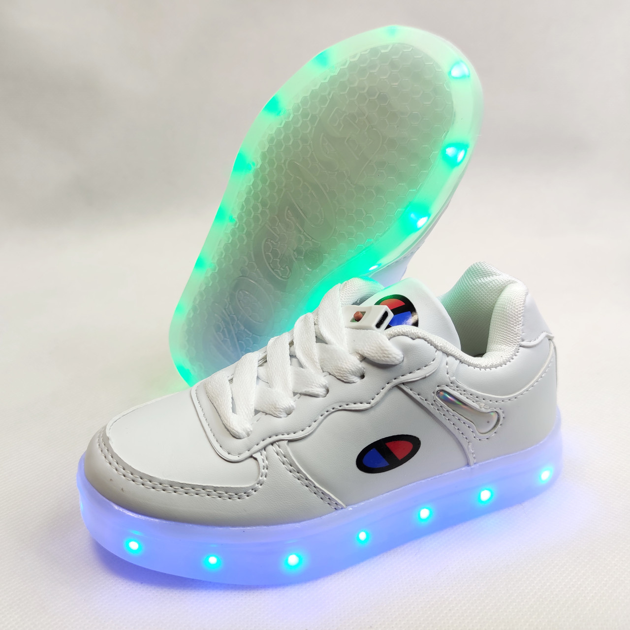 Светящаяся подошва кроссовок детские. Светящиеся кроссовки для девушек. Детские кроссовки с подсветкой на подошве. Кроссы с подсветкой. Светящиеся кроссовки для девочек.