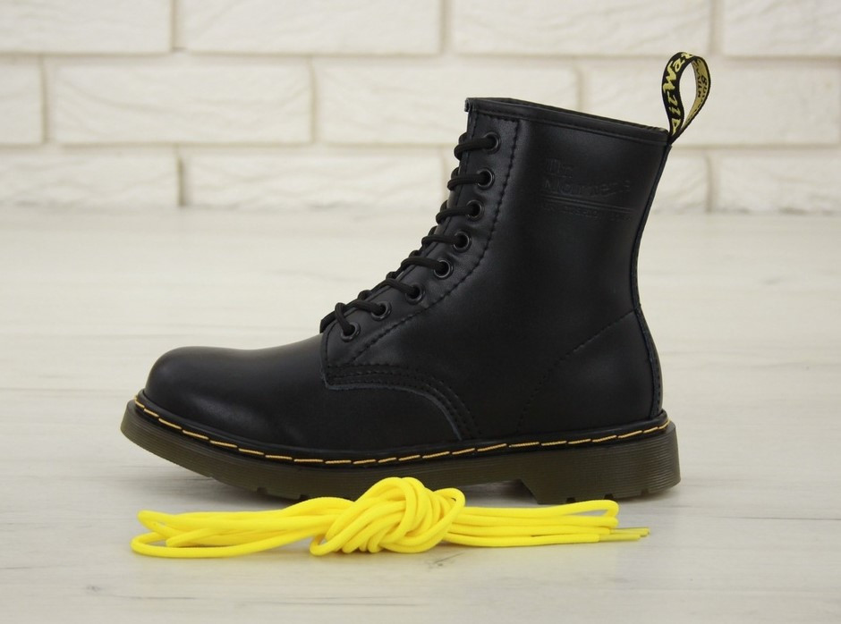 

Ботинки мужские черные кожаные с желтыми шнурками весенние Dr.Martens Мартинсы, Черный