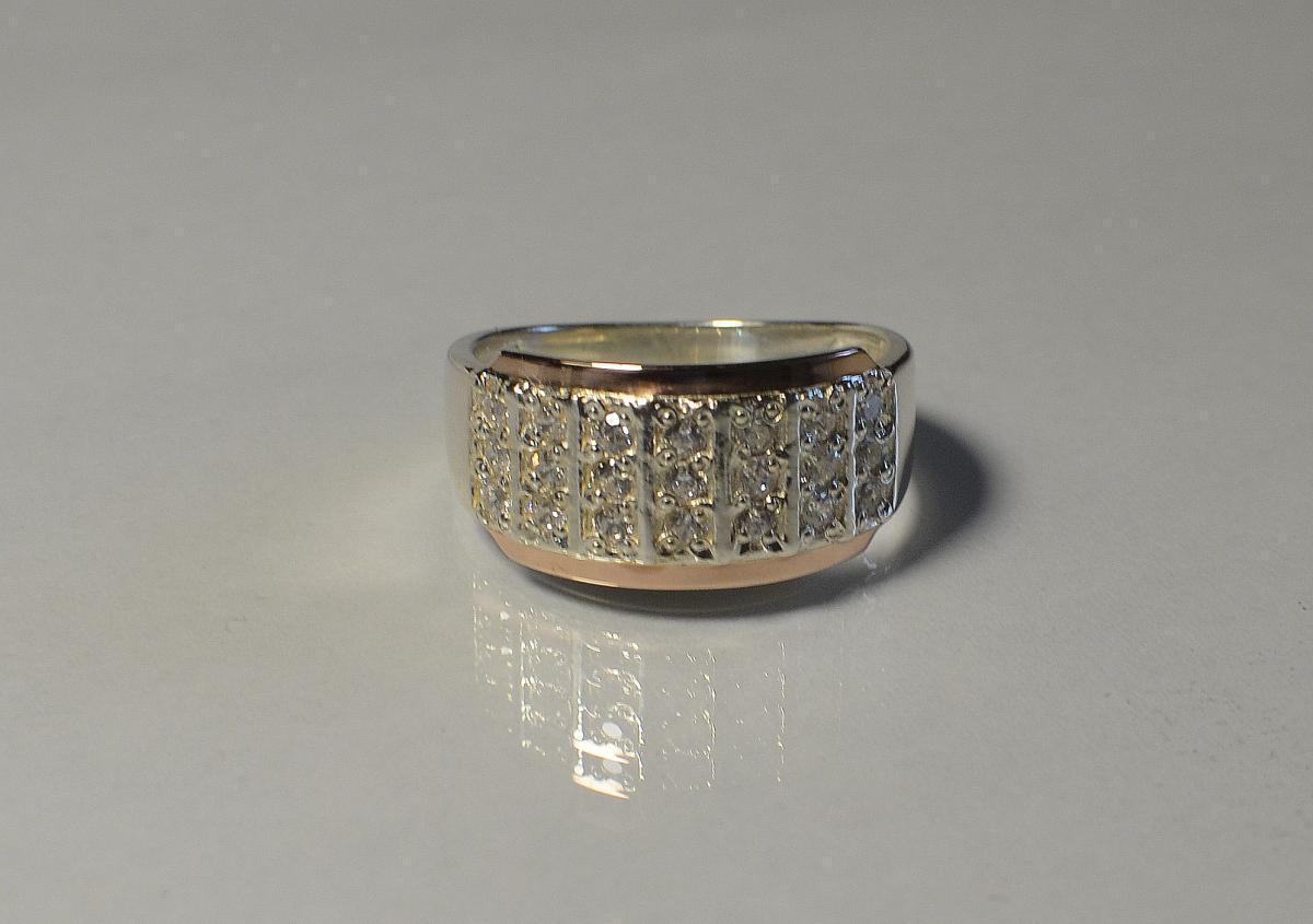 

Серебряное кольцо с золотыми вставками 001к 17