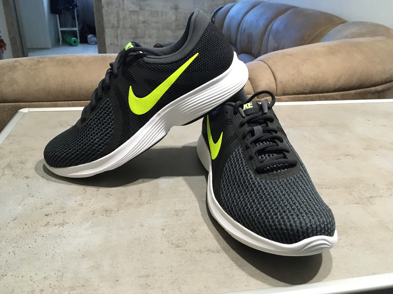 Беговые кроссовки Nike Revolution 4, размеры 43; 44; 45,5; 46., цена 1 230  грн., купить в Харькове — Prom.ua (ID#1136174255)
