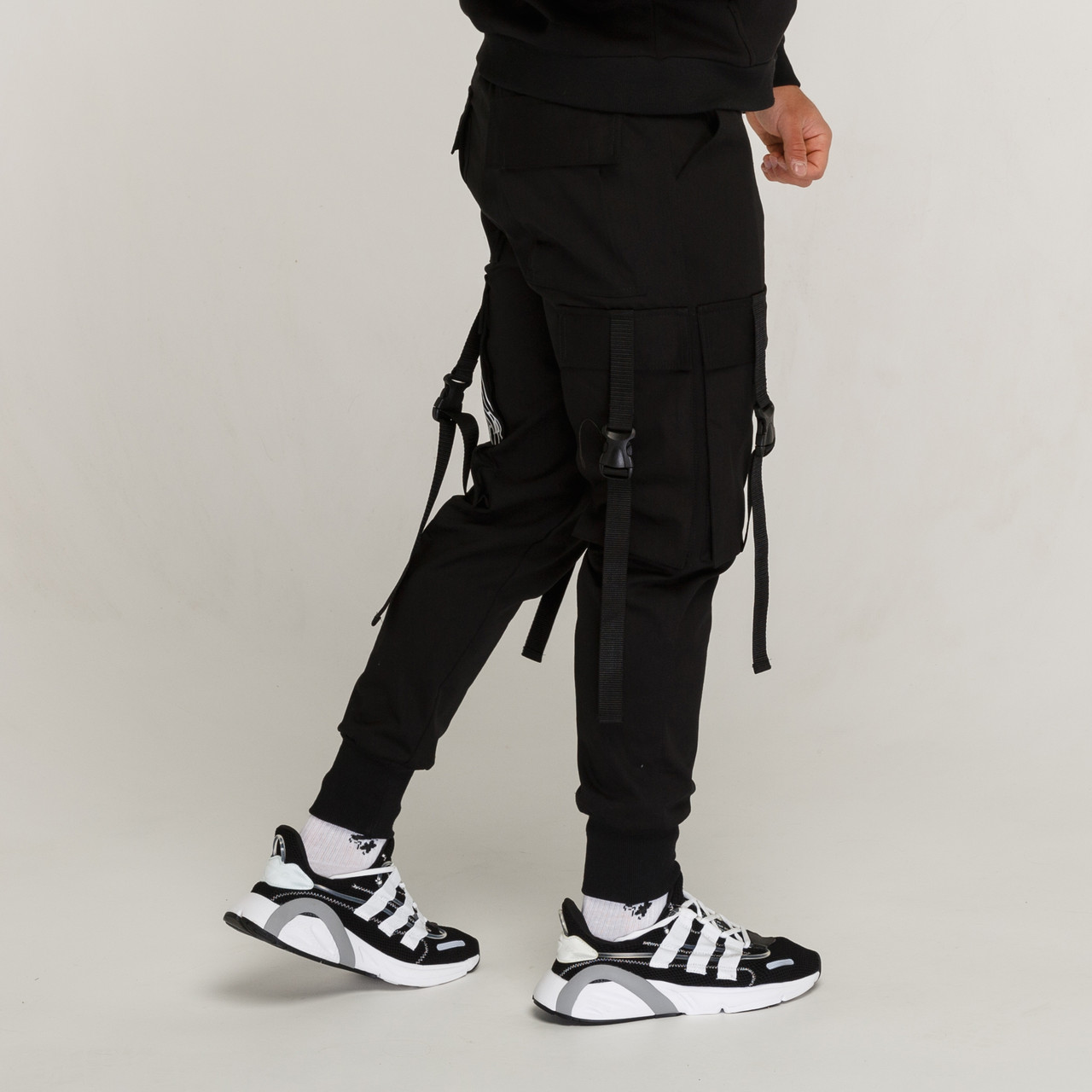 Карго штани з лямками і принтом чорні від бренду ТУР модель Йосіда (Yoshida) - Фото 2