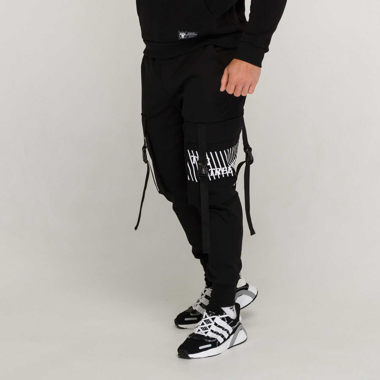 Карго штани з лямками і принтом чорні від бренду ТУР модель Йосіда (Yoshida) - Фото 4