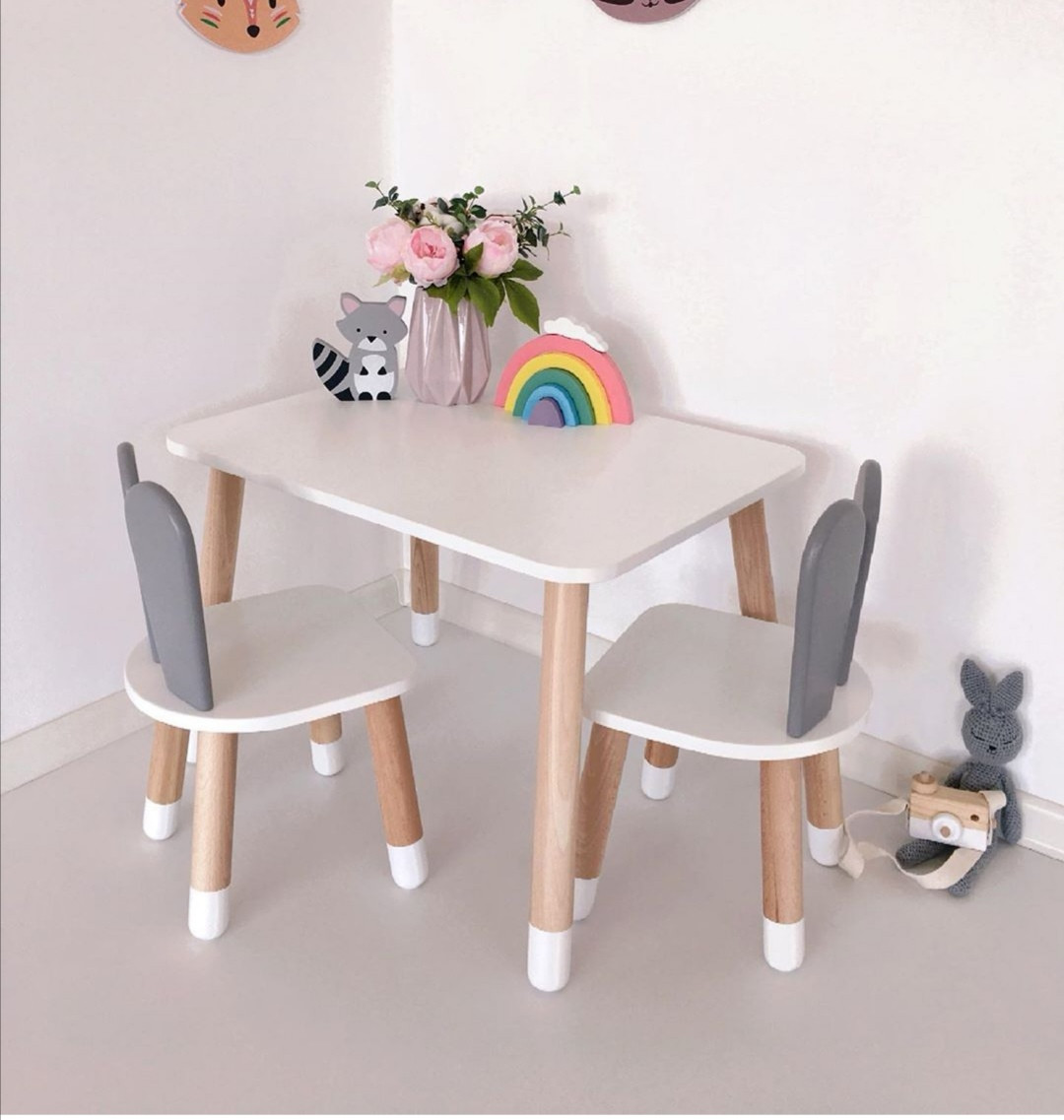 Детский стол и 2 стула (деревянный стульчик зайка 2 шт и прямоугольный .