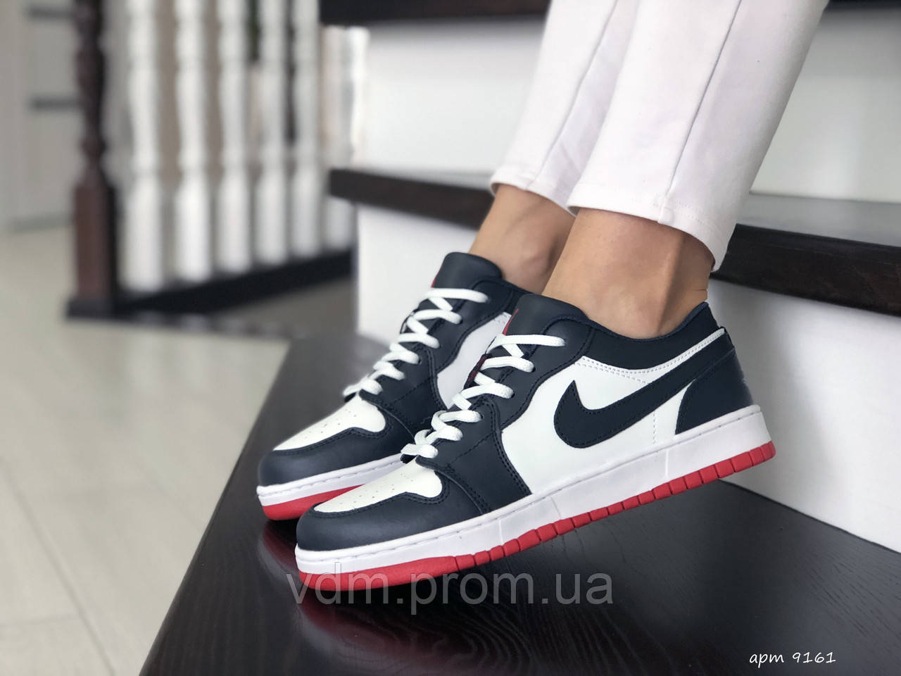 

Кроссовки женские Nike Air Jordan 1 Low в стиле Найк Джордан,натуральная кожа код SD-9161.Темно синие с белым 40