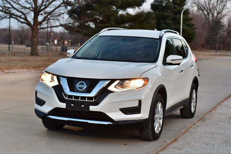 

2017 Nissan Rogue SV, Белый