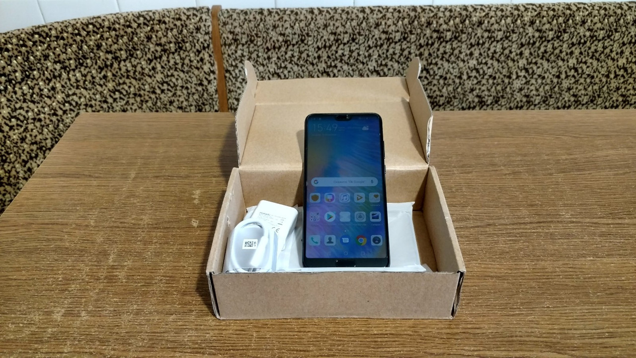 

Смартфон Huawei P20 4GB, 128Gb Black, з вітрини магазину.