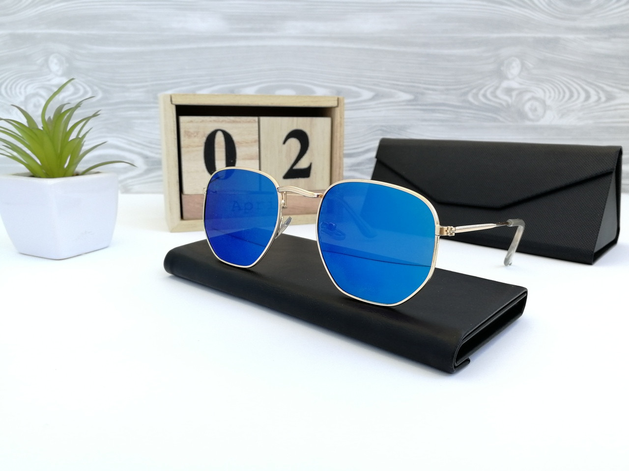 Сонцезахисні окуляри гексагональні із золотистою оправою і синіми лінзами
