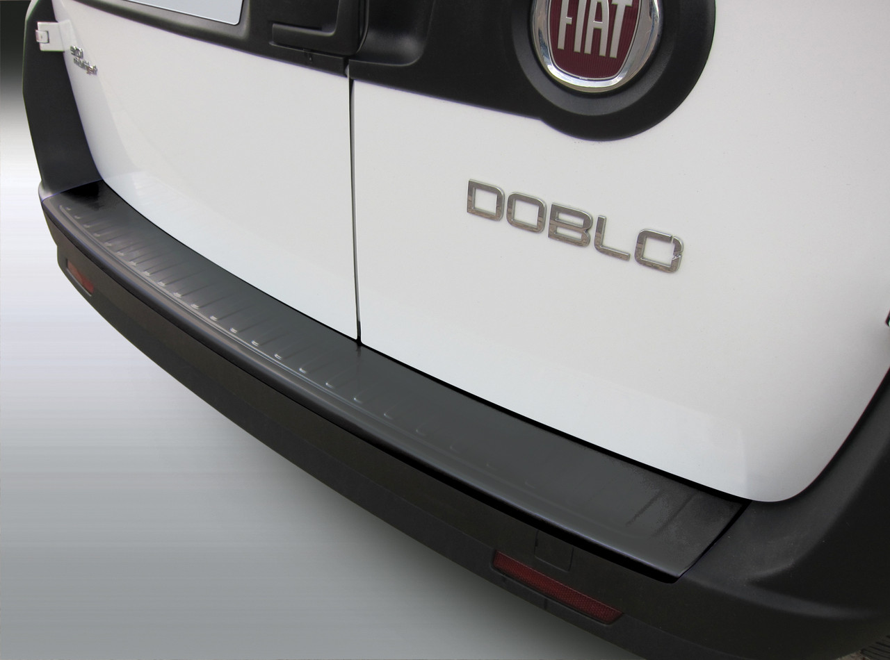 Пластикова захисна накладка на задній бампер для Fiat Doblo 2010-2014 / Lift. 2015+, фото 2