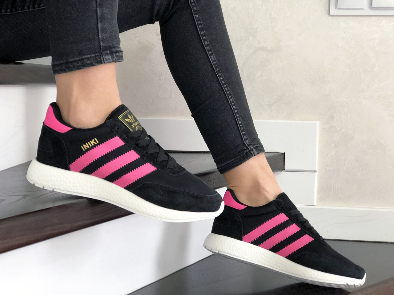 

Кросівки жіночі Adidas Iniki чорно білі\малинові, Чорні із салатовим