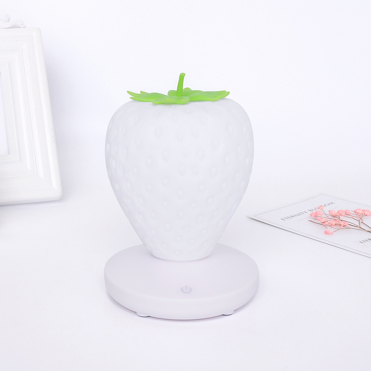 

Силиконовый LED светильник-ночник Клубника. Белый