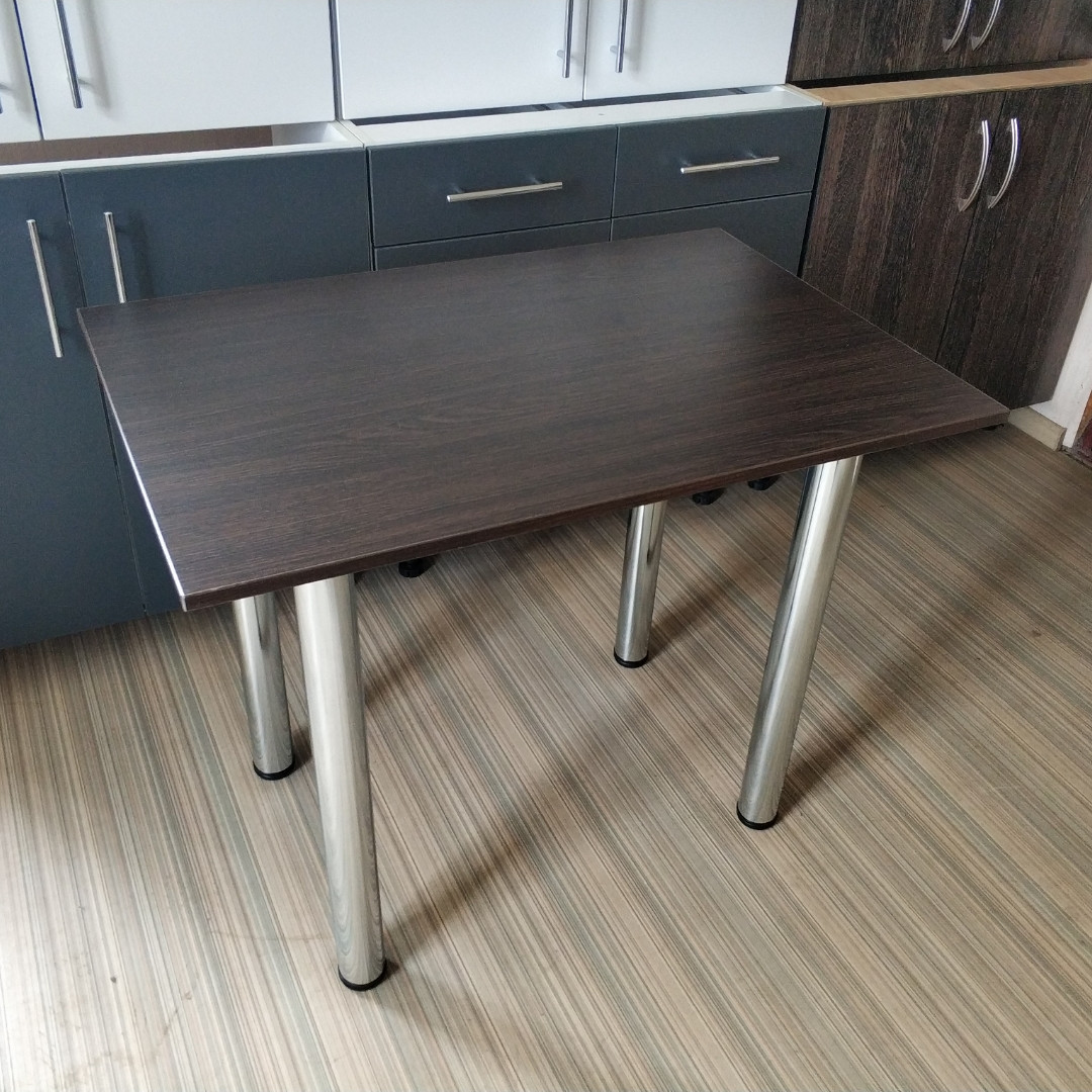 

Кухонный стол на хромированных ножках для маленькой кухни 900х600 мм.. Простой надежный стол на кухню. Венге Магия, 1000х800