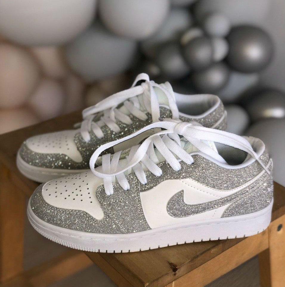 

Air Jordan 1 Low White Cristal Silver | кроссовки женские; белые/серебристые/блестящие; осенние/весенние, Белый
