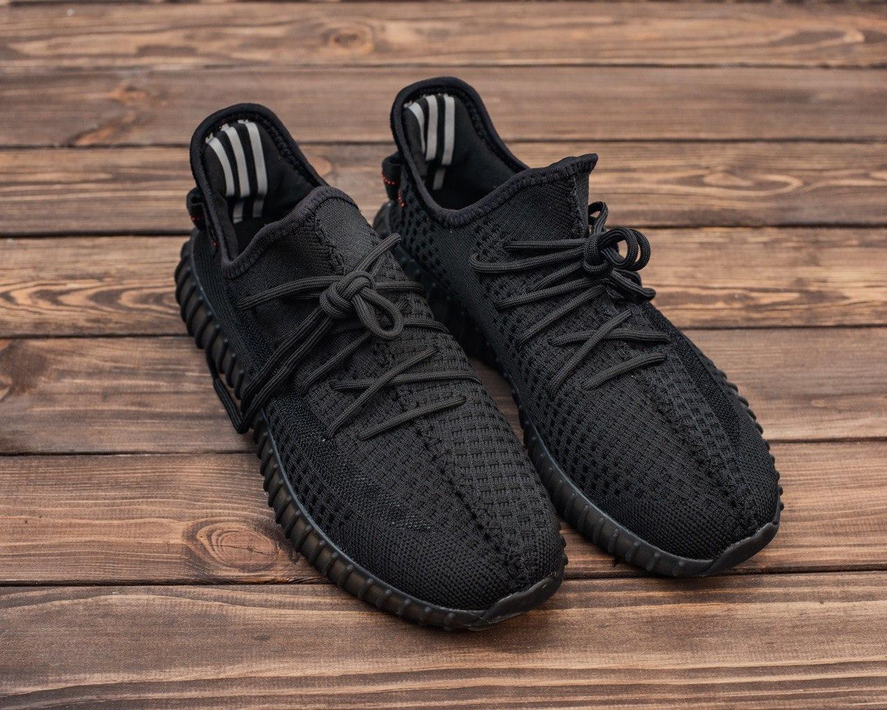 

Мужские кроссовки черным цветом Адидас Yeezy 350 Boost v2, Черный