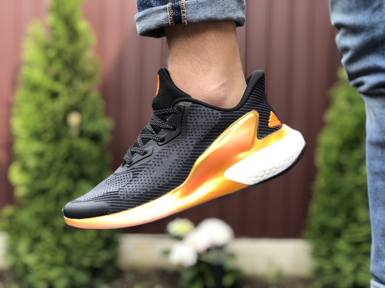 

Кроссовки мужские Adidas Alphaboost черные с оранжевым