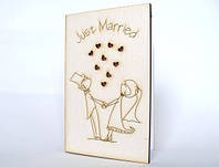 Весільні листівки ручної роботи з дерева "Закохані молодята"