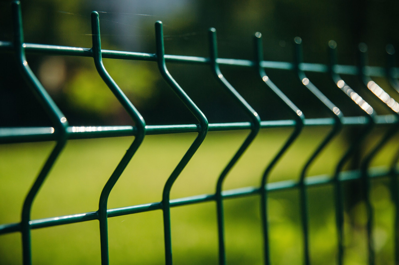 Забор сетка зеленая купить. Секционный забор. Сетка для ограждения. Забор сетка зеленая секционный. Забор сетчатый секционный зеленый.