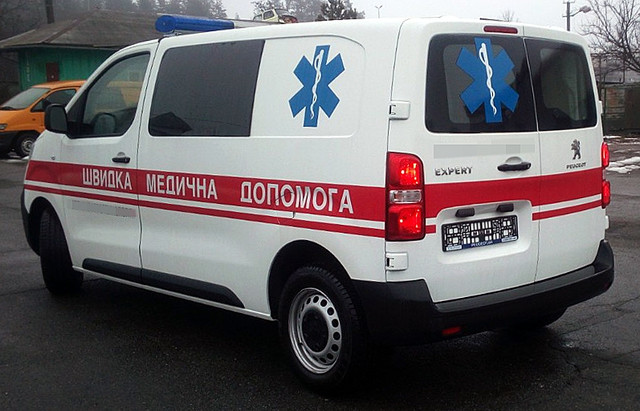 Наклейка на автомобиль скорой медицинской помощи с белым фоном