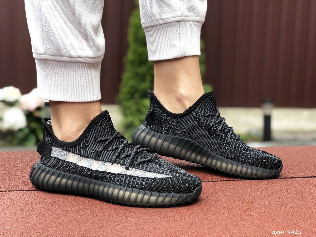 

Кроссовки Adidas x Yeezy Boost черные с серым 38, Черный