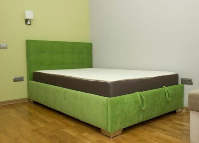 Кровать Гера с подъемным механизмом зеленая в интерьере