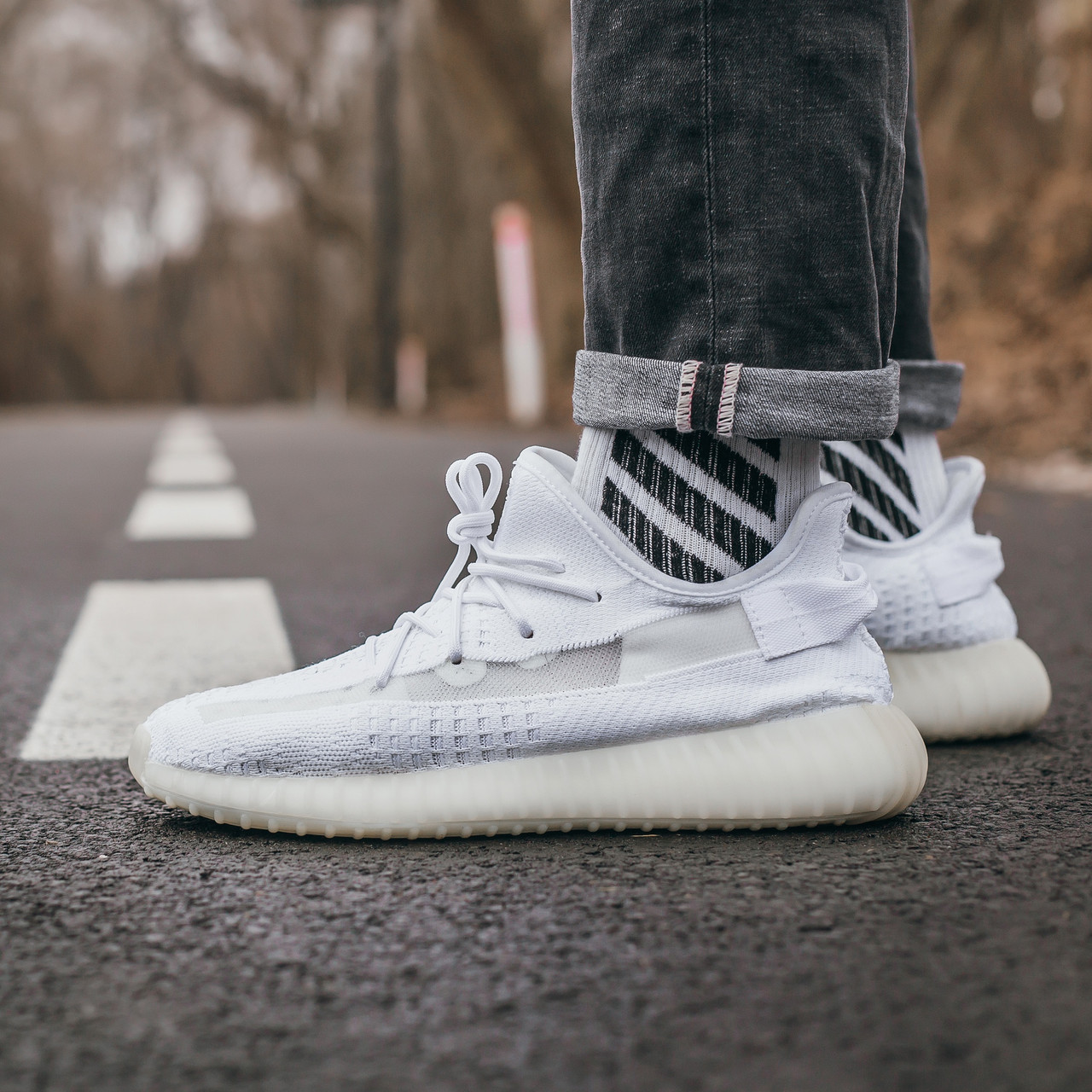 Adidas yeezy boost white. Adidas Yeezy Boost 350 White. Adidas Yeezy Boost 350 белые. Кроссовки adidas Yeezy 350 Boost v2 Triple White. Adidas Yeezy Boost 350 v2 White.