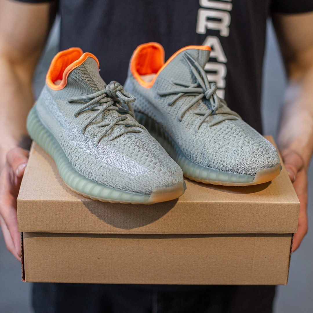 

Кроссовки женские Adidas Yeezy Boost 350 V2 серые, Адидас Изи Буст, рефлективная полоса, код IN-429 40