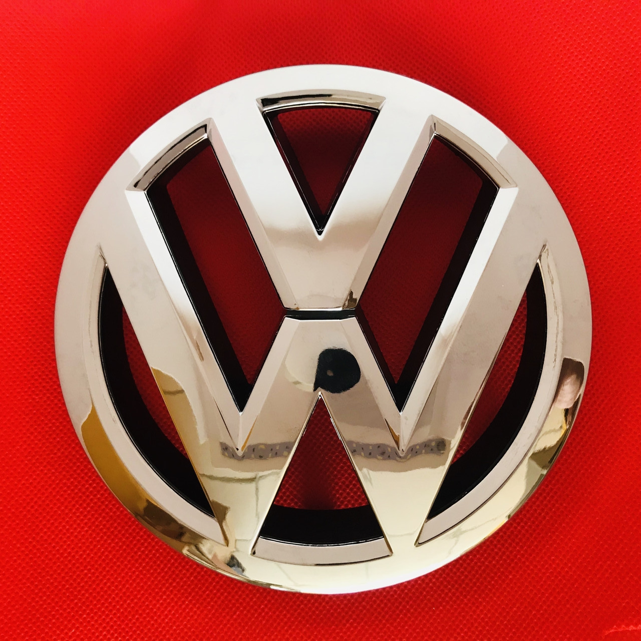 Значок фольксваген купить. Логотип Volkswagen Пассат б 6. Фольксваген Тигуан эмблема. Эмблемы пластиковые Volkswagen. Фольксваген Пассат значок.