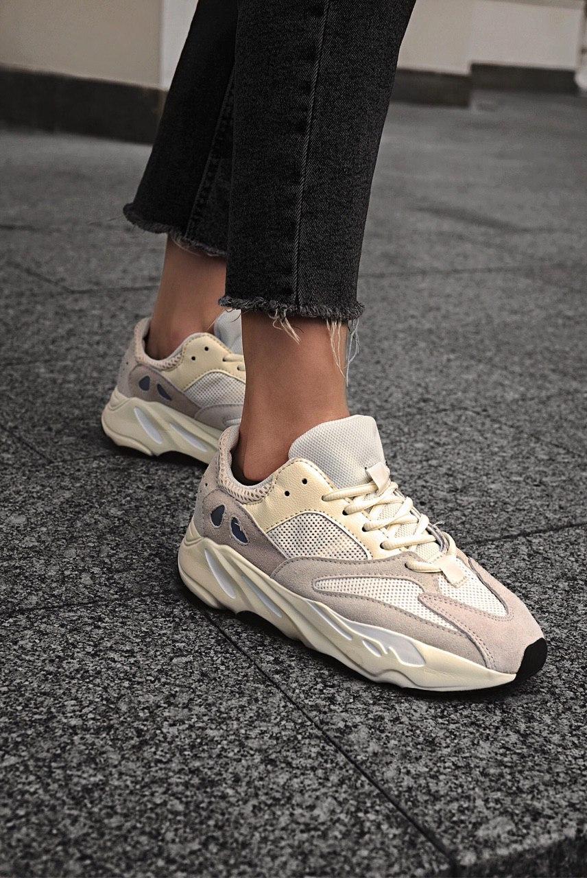 

Женские кроссовки Adidas Yeezy Boost 700 grey 38