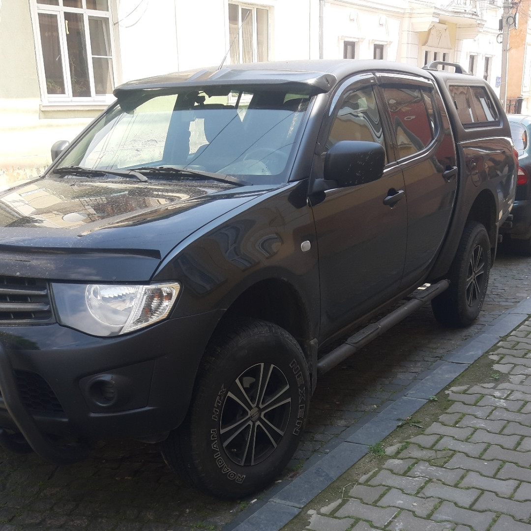 

Дефлекторы окон (ветровики) Mitsubishi L-200 2006-2015 4шт (HIC)