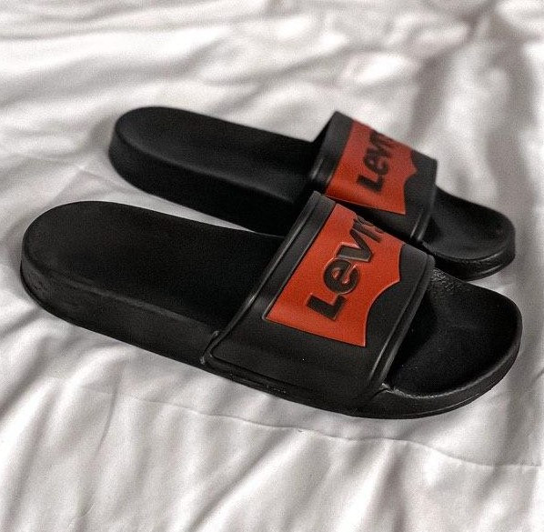 

Levi's Сланцы Slides Classic Black | женски (шлепки/шлепанцы); черные; классика; пляжные; летние 36р., Черный