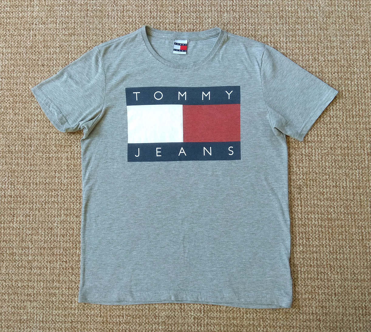 

TOMMY HILFIGER футболка ОРИГИНАЛ (L-XL)