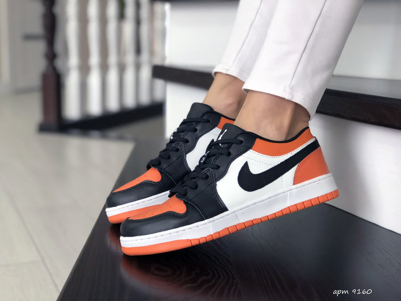 

Кросівки жіночі в стилі Nike Air Jordan 1 Low білі з чорним\помаранчеві