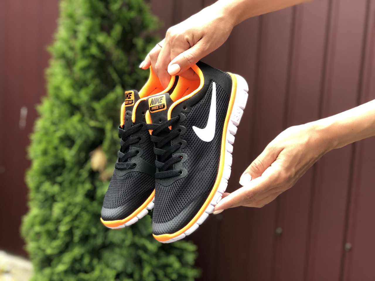 

Кросівки жіночі в стилі Nike Free Run 3.0 чорні з помаранчевим\білі