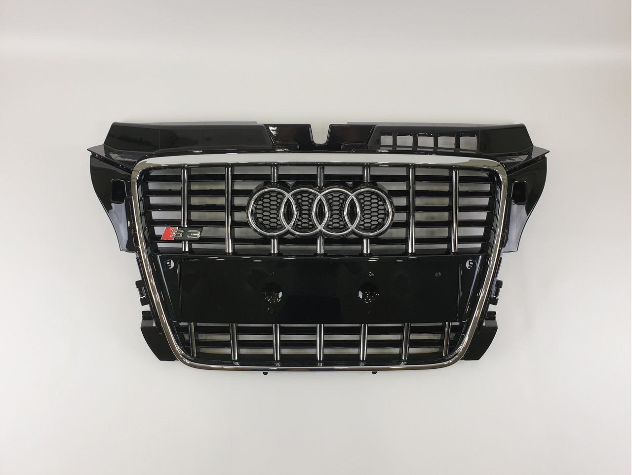 

Решетка радиатора Audi A3 2008-2012год Черная с хромом (в стиле S-Line), Черный
