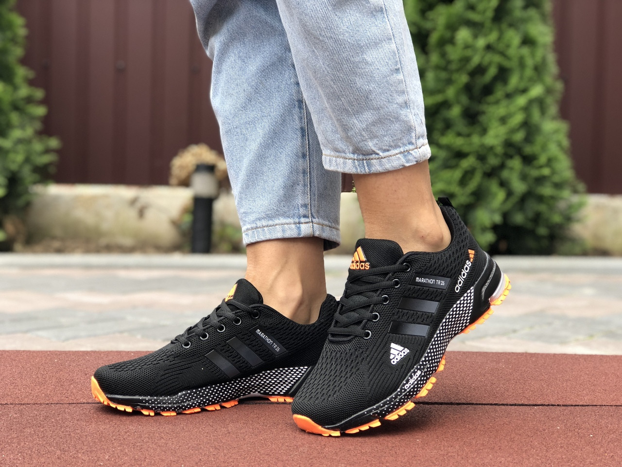 

Кросівки жіночі Adidas Marathon TR 26 чорні з помаранчевим 37, Черный