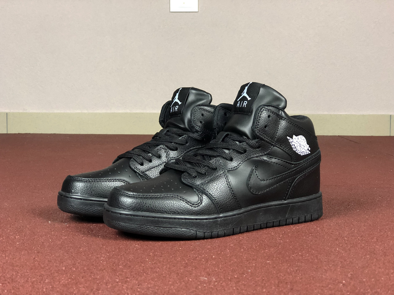 

Кроссовки мужские Nike Air Jordan 1 Retro черные, Найк ДжорДан. Натуральная кожа, прошиты. Код SD-8574