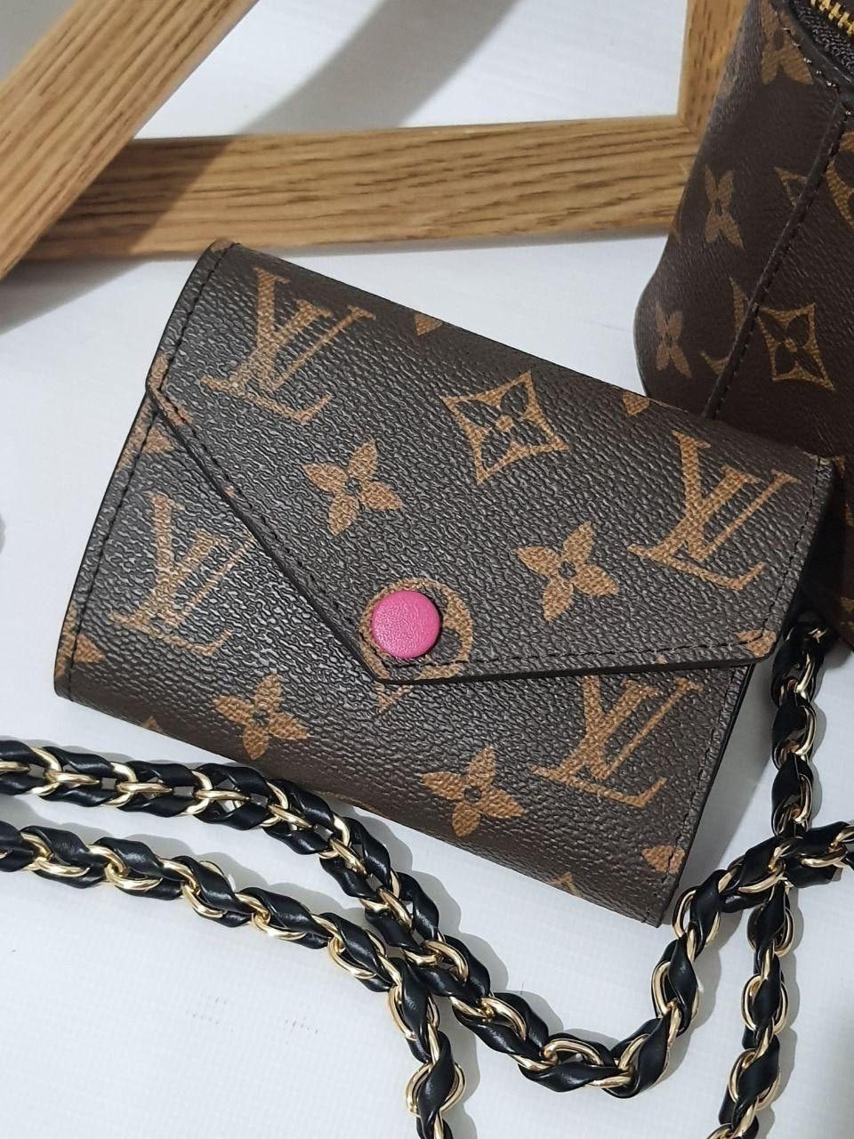 

Кожаное портмоне Louis Vuitton / портмоне из натуральной кожи, коричневый цвет, внутри розовый