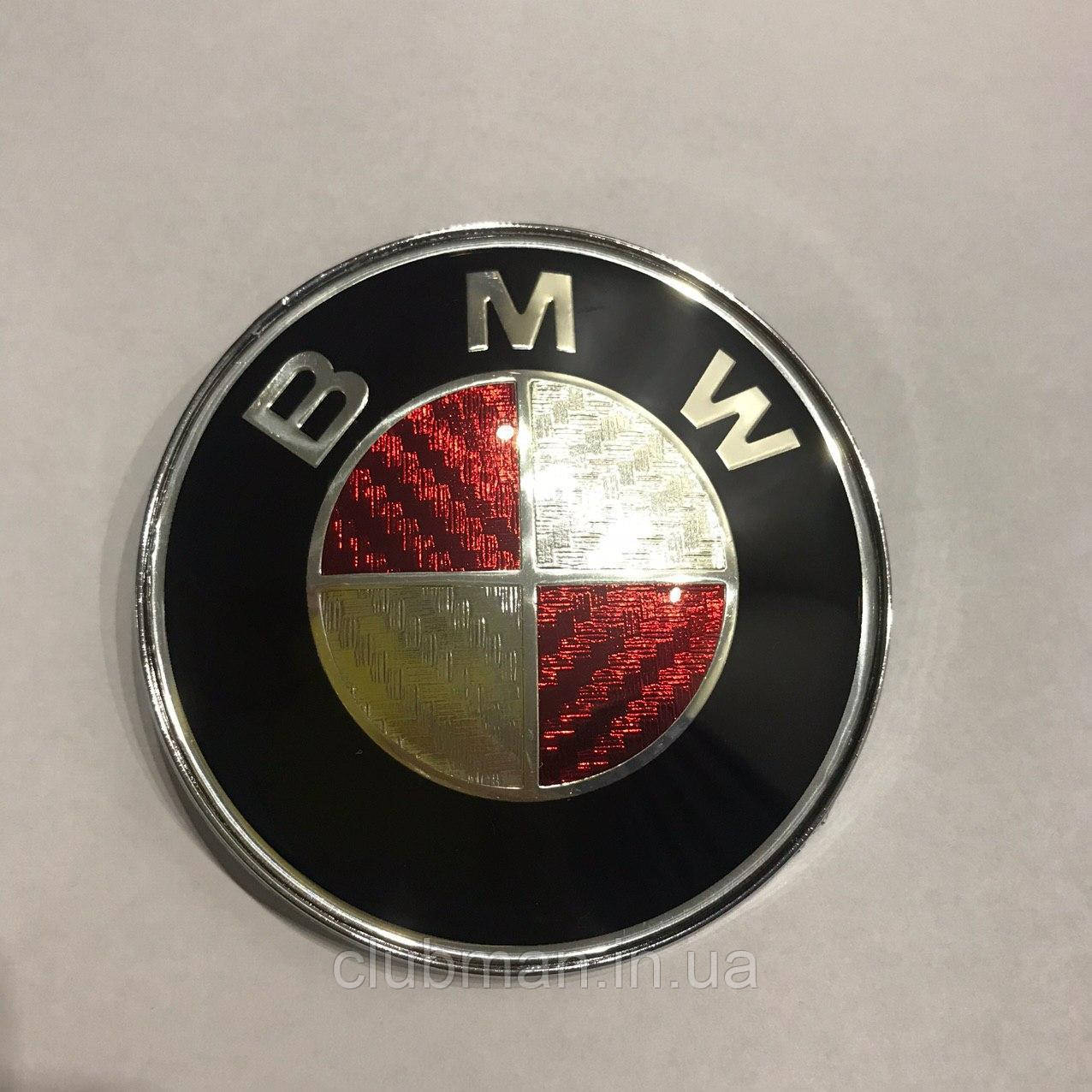Юбилейный значок бмв. Значок на багажник BMW e30. BMW e70 красный значок service. BMW С красным значком. БМВ значок на красной машине.