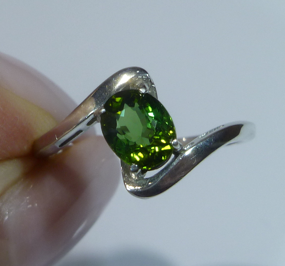 

Кольцо с натуральным полихромным Green&Yellowish Green турмалином 1.2 ct Размер 18.5