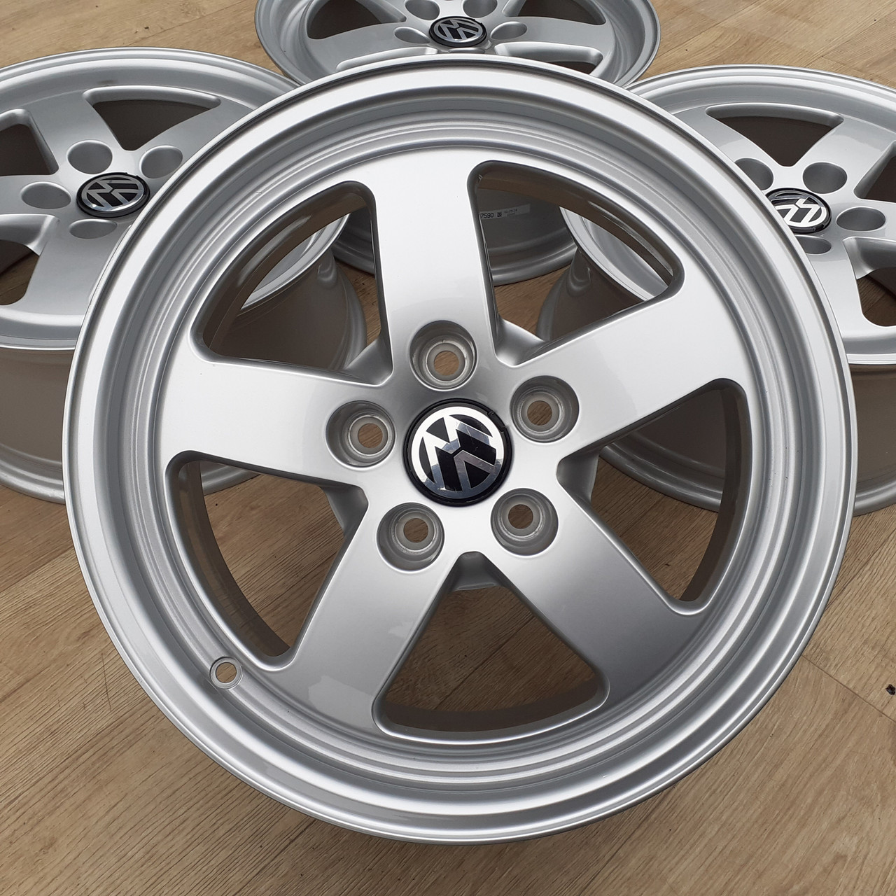 

Диски Нові VW ОРИГІНАЛ R16 5x112 Golf Passat B6 B7 Jetta Caddy Touran Tiguan