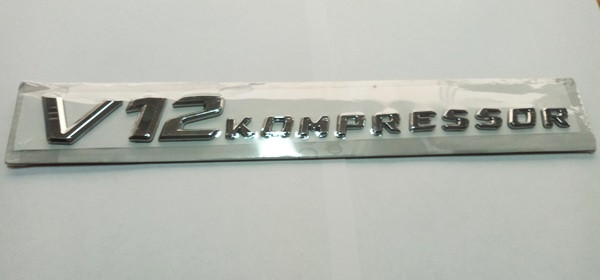 Надпись V12 Kompressor на крыло
