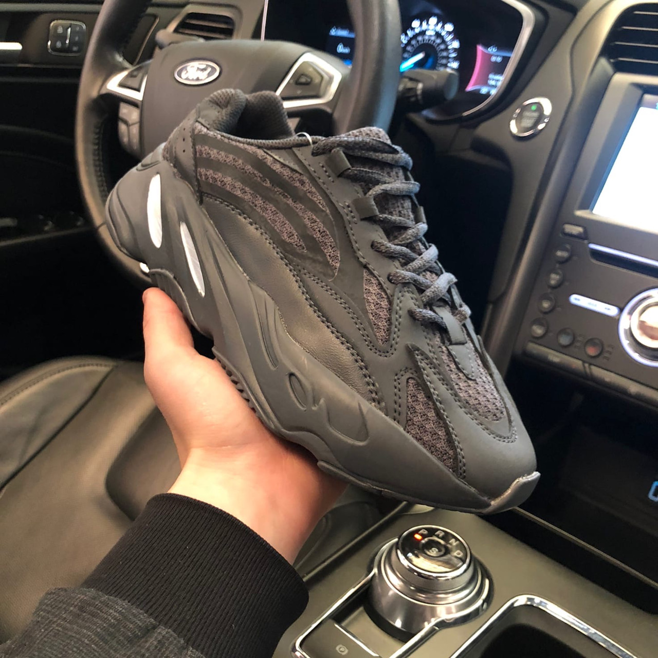 

Кроссовки мужские Adidas Yeezy Boost 700 V2 Black - Адидас Изи Буст, Черный