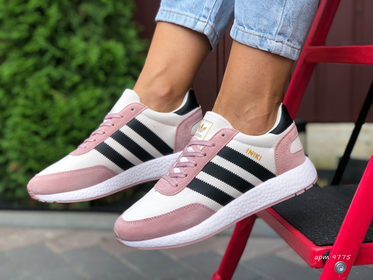 

Кросівки жіночі Adidas Iniki білі з рожевим\чорні 41