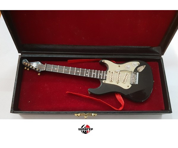 

ALBERTS GIFTS 27802 BElectric Guitar Blk W / Case 7 "Сувенир электрогитара с кейсом