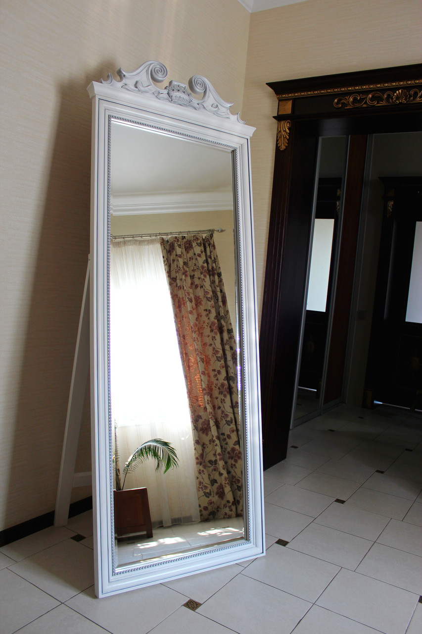 Зеркало на стене без рамки. Зеркало напольное в деревянной раме. Зеркало с деревянной рамой. Напольное зеркало в раме. Декор напольного зеркала.