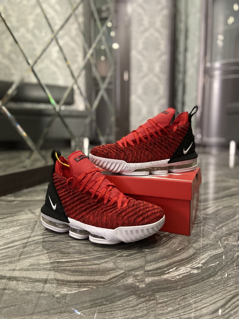 

Кроссовки Nike LeBron 15 Red White 45, Разноцвет