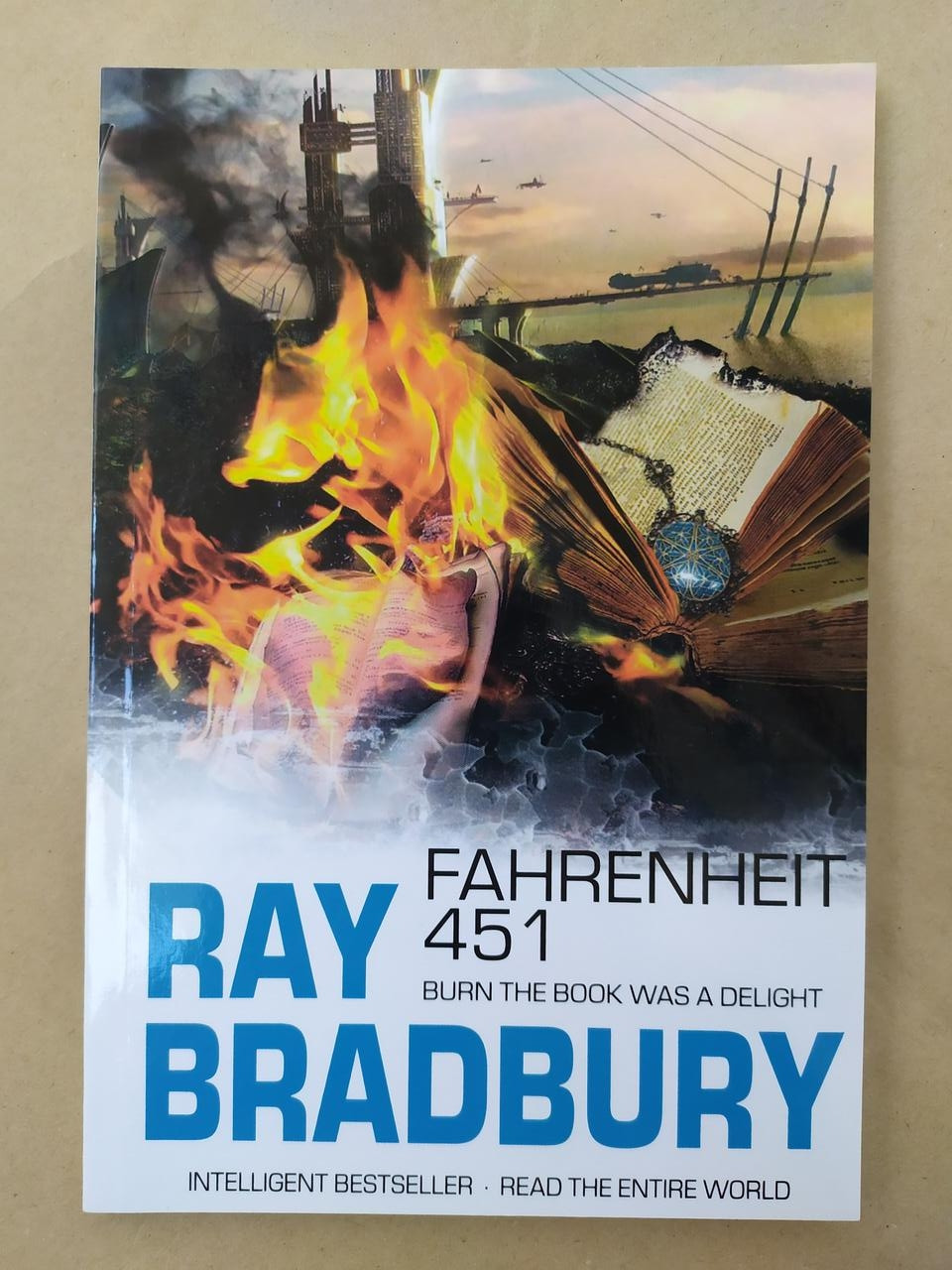 Рэй Брэдбери. 451 градус по Фаренгейту (на англ. яз.). Ray Bradbury. Fahrenheit 451