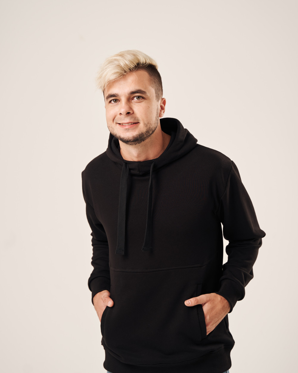 

Стильный однотонный мужской джемпер худи из качественной ткани, Черный