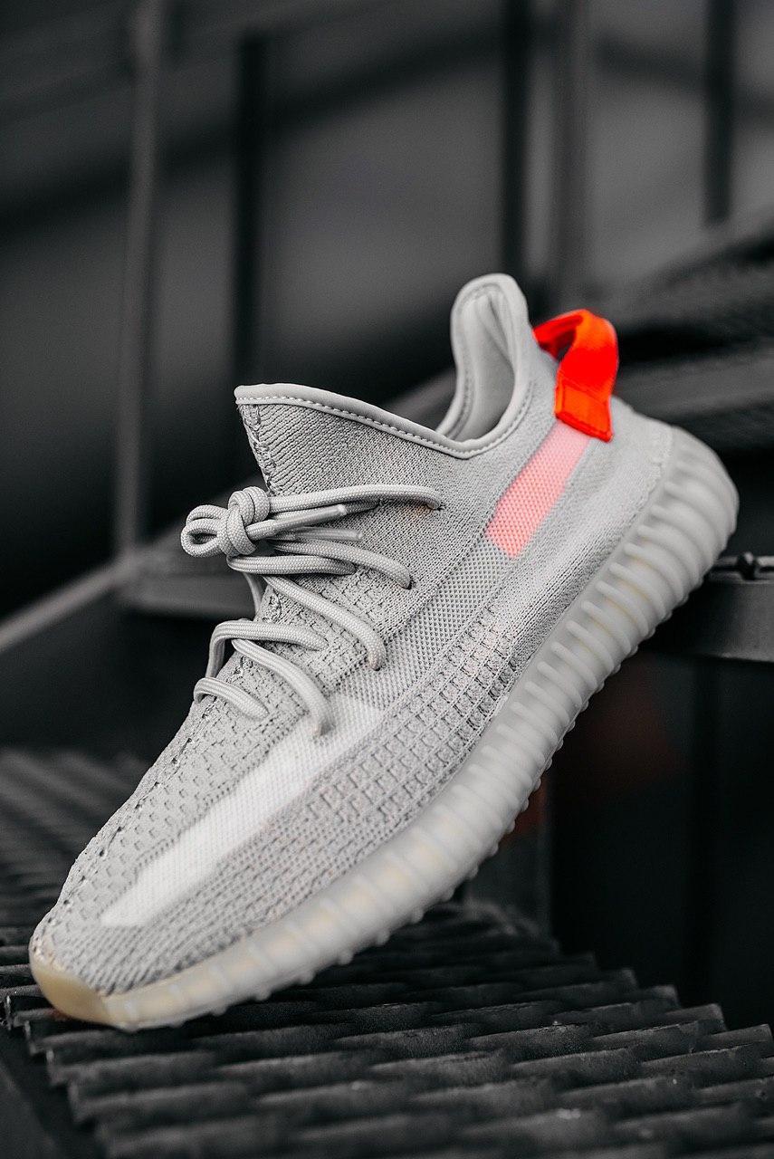 

Мужские кроссовки Adidas Yeezy Boost 350 v2 Tail Light / Адидас Изи Буст 350 в2 Серый 42