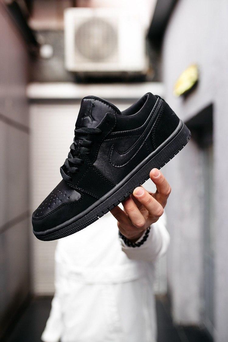 

Мужские кроссовки Nike Air Jordan 1 LOW “Triple Black” / Найк Аир Джордан 1 Лов Трипл Черные 40